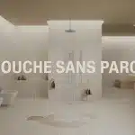 Douche sans paroi walk-in moderne, sol carrelé antidérapant