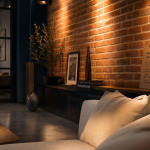 Mur en brique rouge dans un salon loft, joints crème alignés