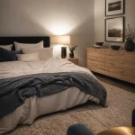 Noir et blanc chambre apaisante, linge blanc cassé et tête de lit sombre