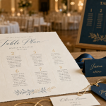 Plan de table pour un mariage : cartes-noms sur table en bois clair