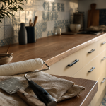 Rénover sa cuisine sans changer les meubles : façades repeintes, crédence et nouvelles poignées noires.