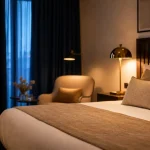 Décoration d'intérieur hôtel : chambre contemporaine, textiles et matières, lit en lin lavé