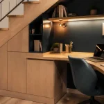 Aménagement bureau sous escalier : bureau 50 à 60 cm et 400 lux